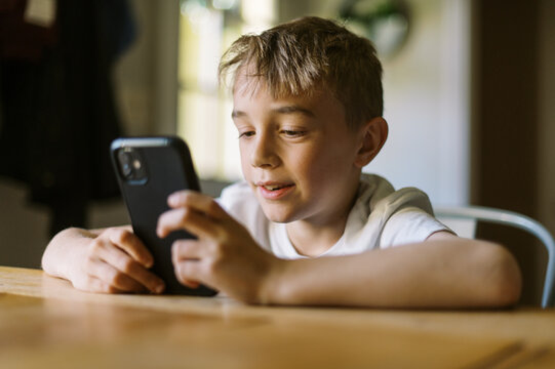children-using-mobile-486.jpg